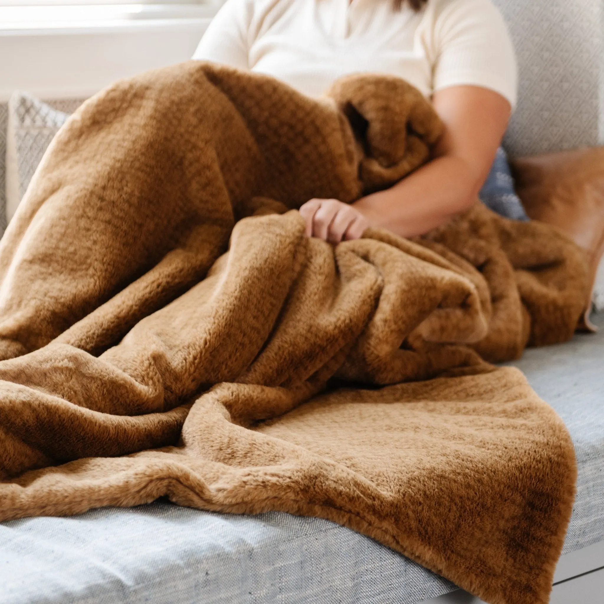 GRAND FAUX FUR THROW BLANKETS