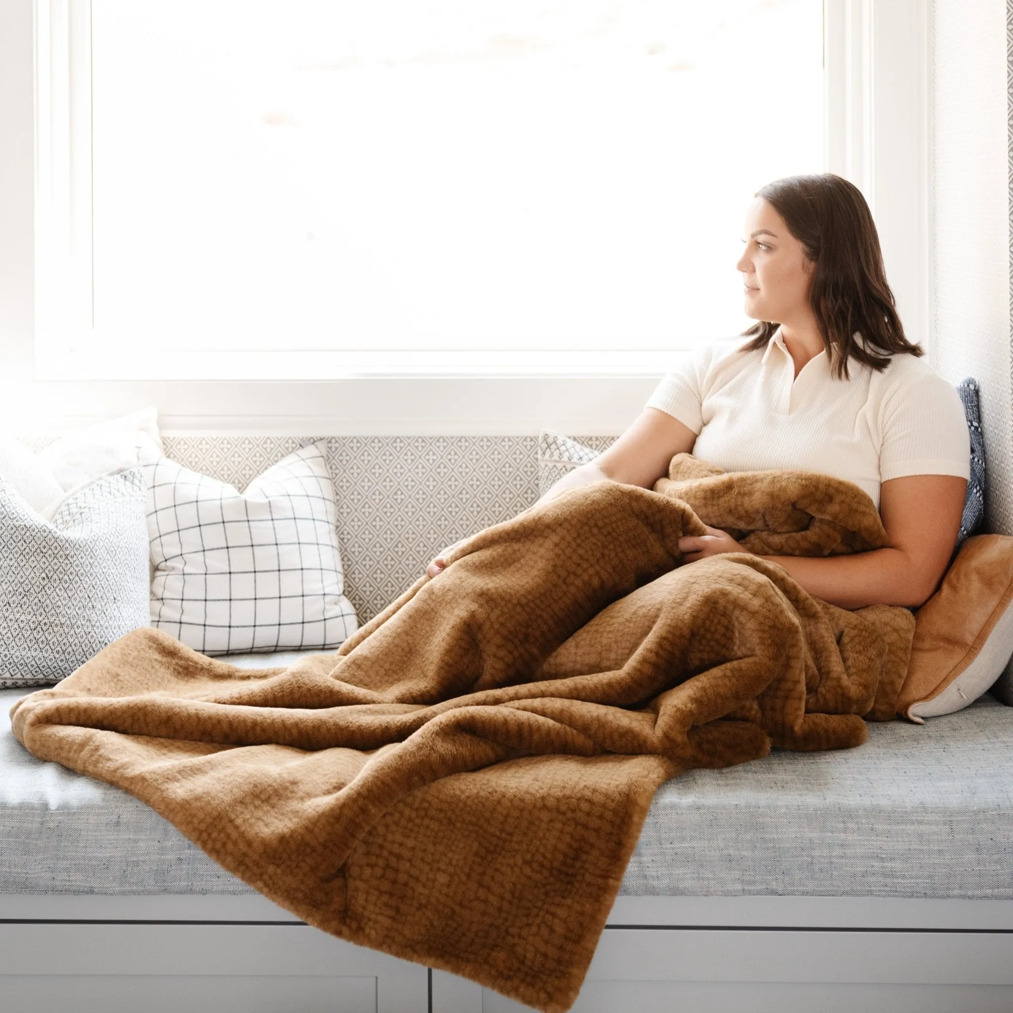 GRAND FAUX FUR THROW BLANKETS